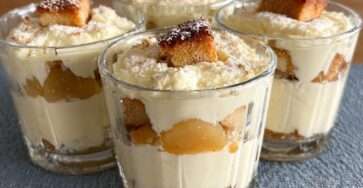 Verrines de tiramisu aux poires avec crème mascarpone onctueuse, biscuits imbibés, morceaux de poires fraîches et légère finition au sucre glace.