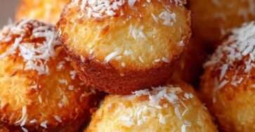 Petits gâteaux portugais à la noix de coco dorés, moelleux, avec texture légèrement croustillante sur le dessus et intérieur fondant.