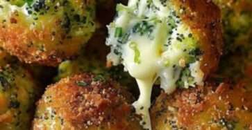 Bouchées de brocoli dorées et croustillantes au fromage, servies chaudes avec une texture fondante et filante à l’intérieur, accompagnées d’une sauce.