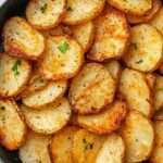 Rondelles de pommes de terre croustillantes à l’air fryer, dorées avec paprika et persil frais, servies chaudes dans une assiette.