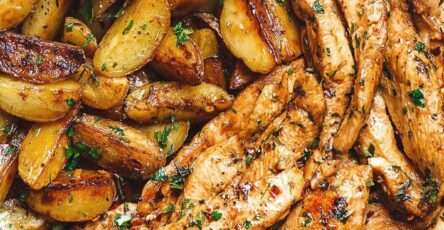 Poêle de poulet à l’ail et beurre avec pommes de terre croustillantes, persil frais et citron en finition