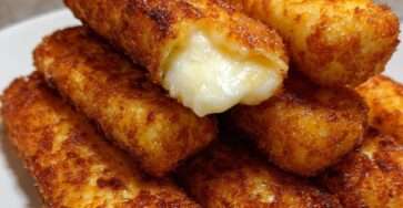 Bâtonnets au fromage croustillants cuits à l’air fryer, dorés à l’extérieur, fondants à l’intérieur, servis chauds sur une assiette pour un apéritif maison.