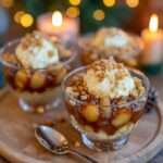 verrine pomme caramélisées avec crème onctueuse et crumble de biscuits sablés, nappées de caramel, présentées en couches gourmandes.