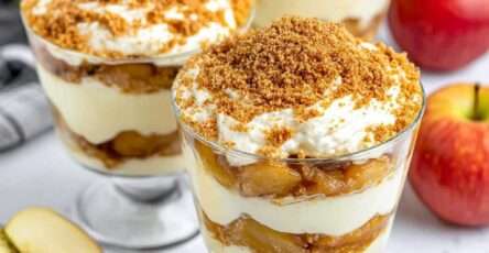 Verrines de pommes caramélisées à la cannelle avec mascarpone crémeux et spéculoos émiettés, présentées en couches gourmandes.