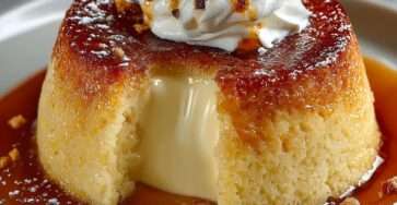 Gâteau de semoule vanillé nappé de caramel doré, texture fondante et crémeuse, présenté en part avec une belle brillance gourmande.