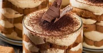 Verrines de tiramisu aux spéculoos avec crème mascarpone onctueuse, biscuits imbibés de café, cacao en poudre et copeaux de chocolat.