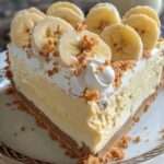 Cheesecake à la banane sans cuisson avec chantilly onctueuse, rondelles de banane fraîches et base biscuitée dorée et croustillante.