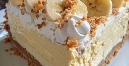 Cheesecake à la banane sans cuisson avec chantilly onctueuse, rondelles de banane fraîches et base biscuitée dorée et croustillante.