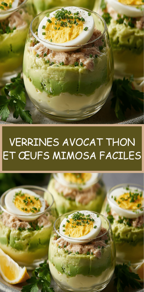 Verrines avocat thon et œufs mimosa dressées en couches, avec avocat crémeux, thon assaisonné et demi-œuf mimosa décoré de ciboulette.