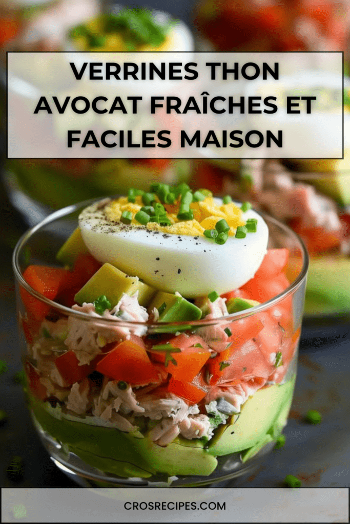 Verrines thon avocat en couches avec avocat écrasé, thon crémeux, dés de tomate et demi-œuf, décorées de ciboulette fraîche