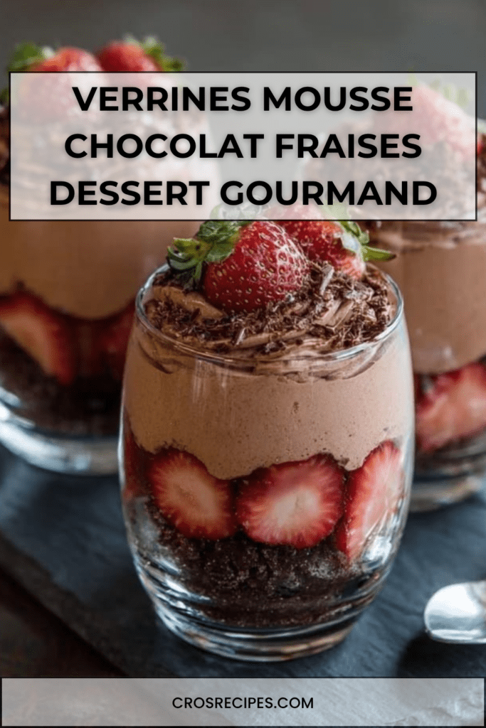 Verrines de mousse au chocolat garnies de fraises fraîches et base biscuitée croquante, décorées de copeaux de chocolat.