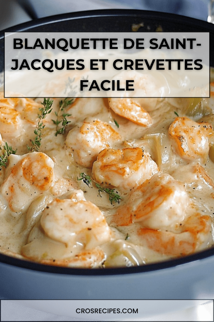 Assiette de blanquette de Saint-Jacques et crevettes dans une sauce crémeuse légère, servie chaude avec herbes fraîches et accompagnement raffiné