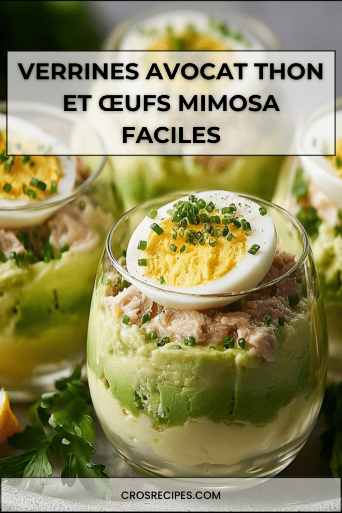 Verrines avocat thon et œufs mimosa dressées en couches, avec avocat crémeux, thon assaisonné et demi-œuf mimosa décoré de ciboulette.