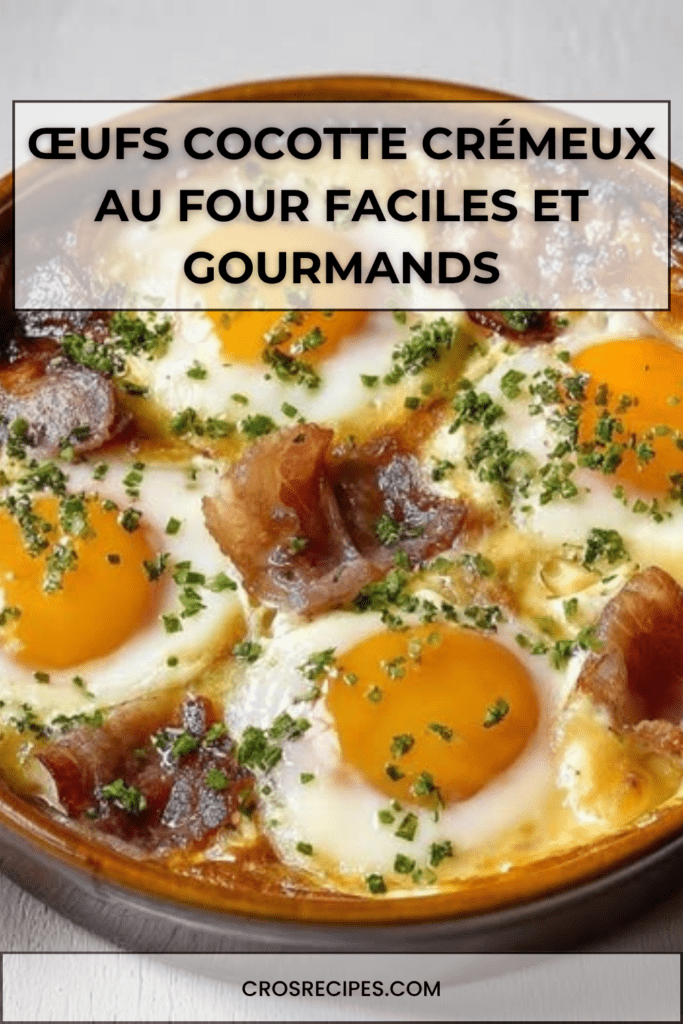 Ramequins d’œufs cocotte crémeux au four avec crème fraîche, lardons, fromage râpé et ciboulette, servis chauds juste après cuisson.