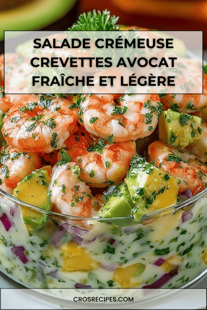 Salade de crevettes et avocat crémeuse avec herbes fraîches, oignon rouge et sauce onctueuse servie en verrine élégante.