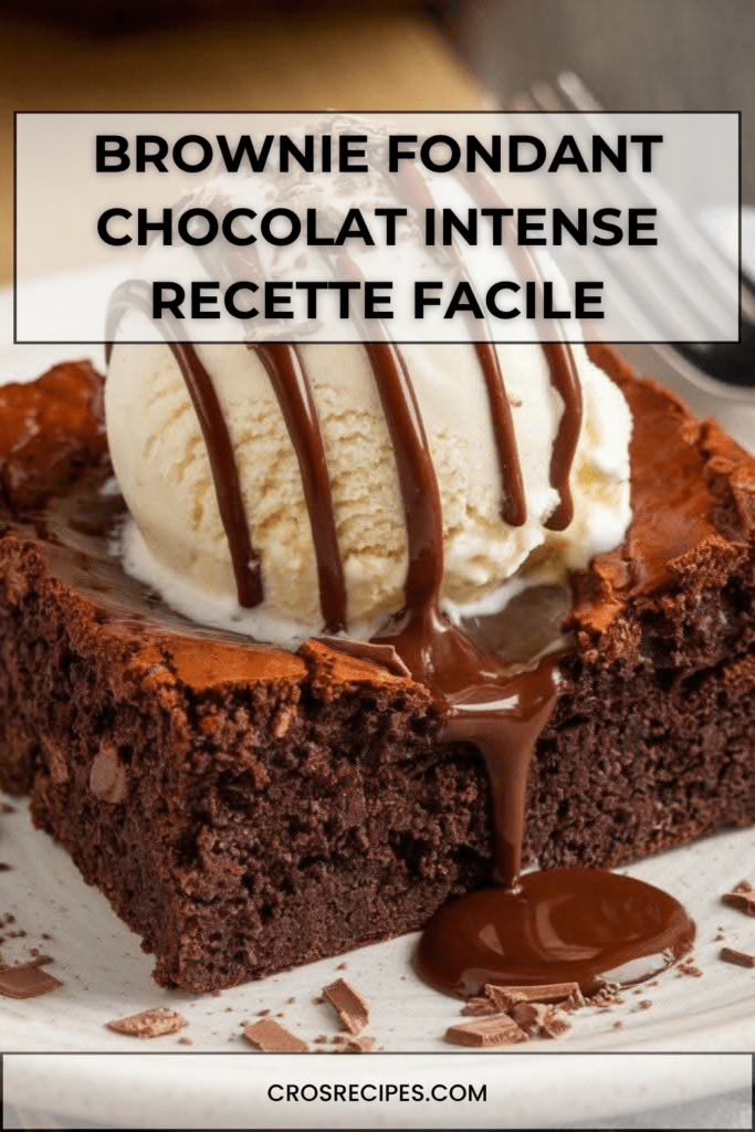 Brownie fondant au chocolat coupé en carrés, cœur moelleux et légèrement humide, servi avec glace vanille, sauce chocolat chaude et copeaux.