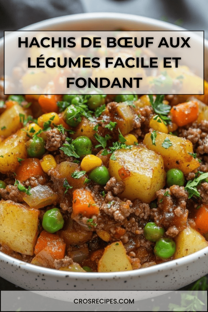 Hachis de bœuf aux légumes servi chaud, avec pommes de terre fondantes, carottes, petits pois et persil frais dans une poêle rustique.