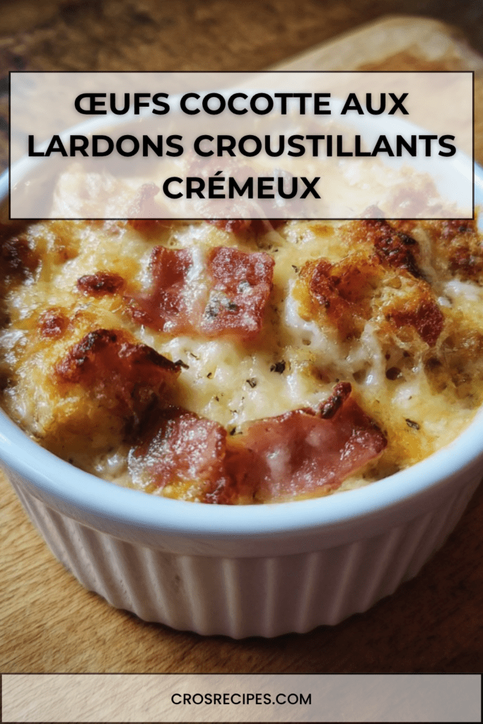 Œufs cocotte aux lardons et fromage gratiné, jaune coulant, servis dans des ramequins avec une texture crémeuse.