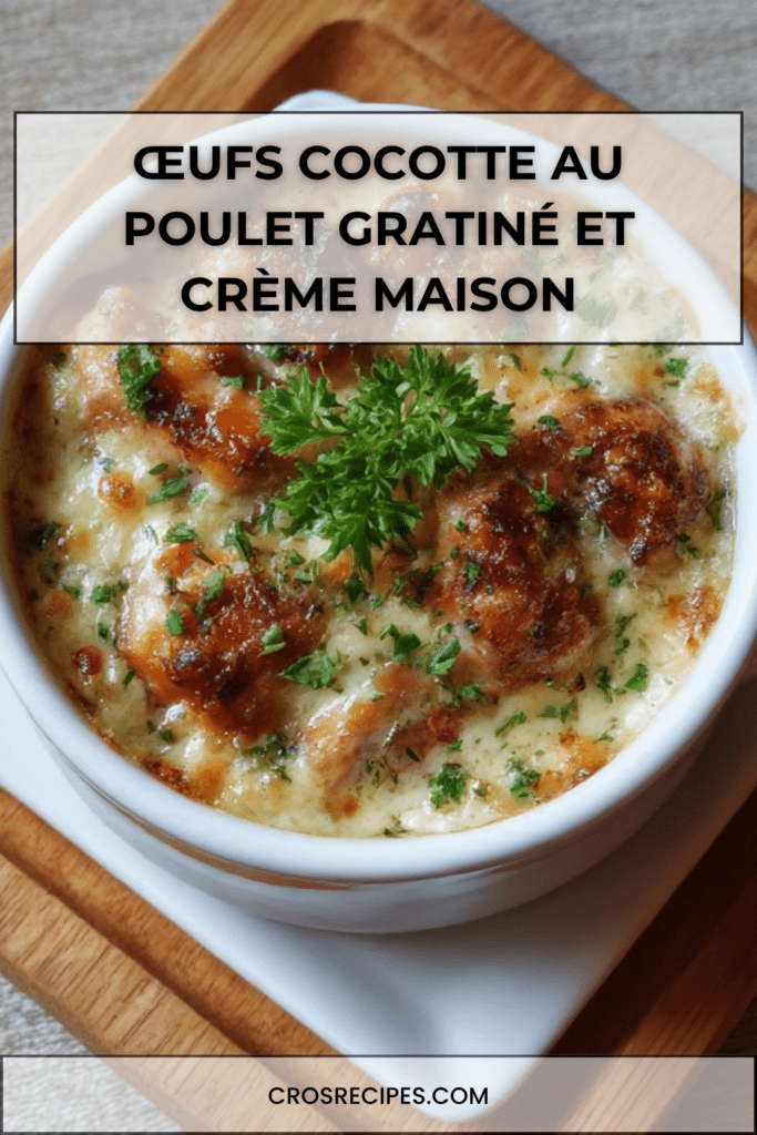 Œufs cocotte au poulet gratiné et crème servis dans des ramequins, avec fromage doré, crème onctueuse, morceaux de poulet fondants et persil frais.