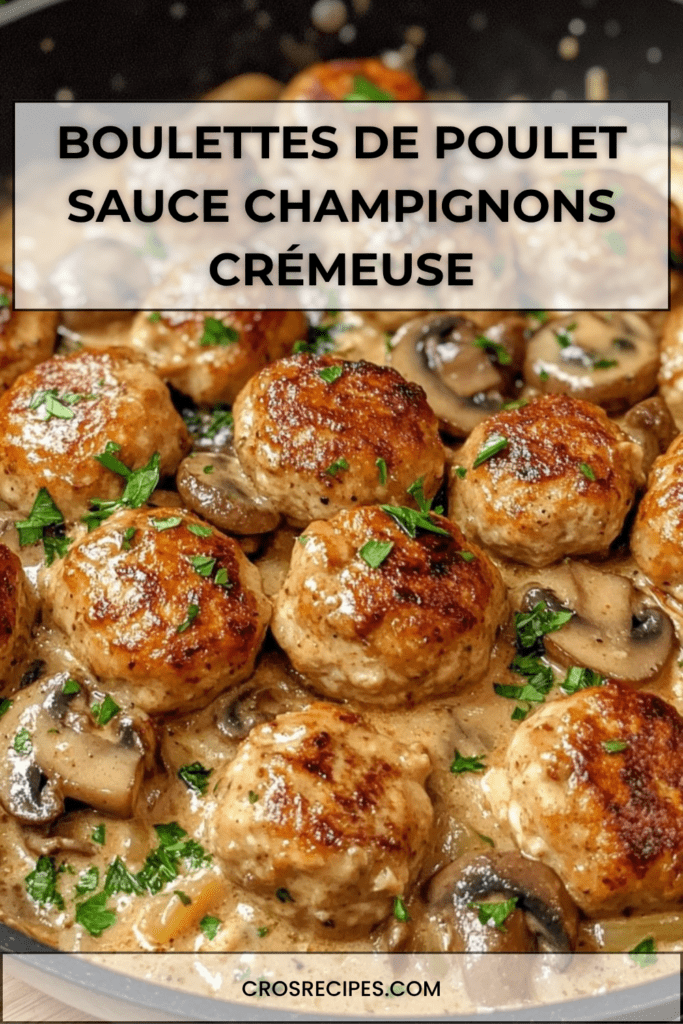 Boulettes de poulet dorées servies dans une sauce crémeuse aux champignons avec persil frais, accompagnées de pâtes ou de riz.