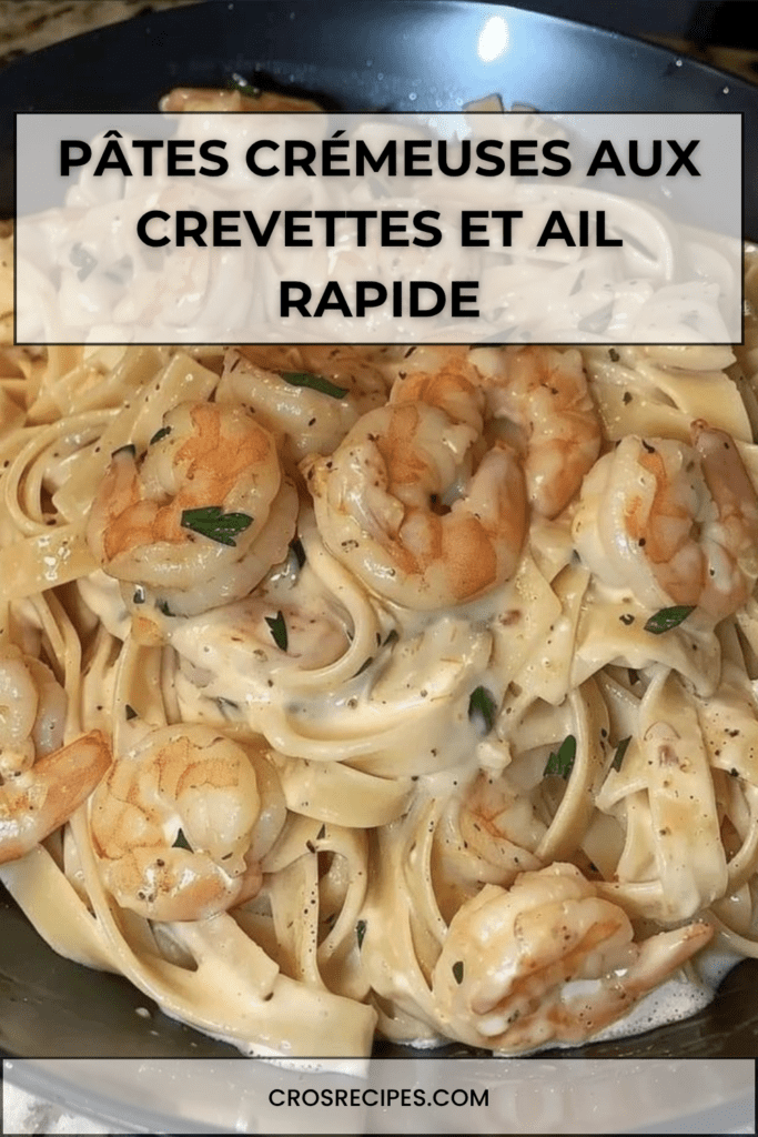 Assiette de pâtes crémeuses aux crevettes dorées, sauce onctueuse à l’ail et parmesan, garnie de persil frais.