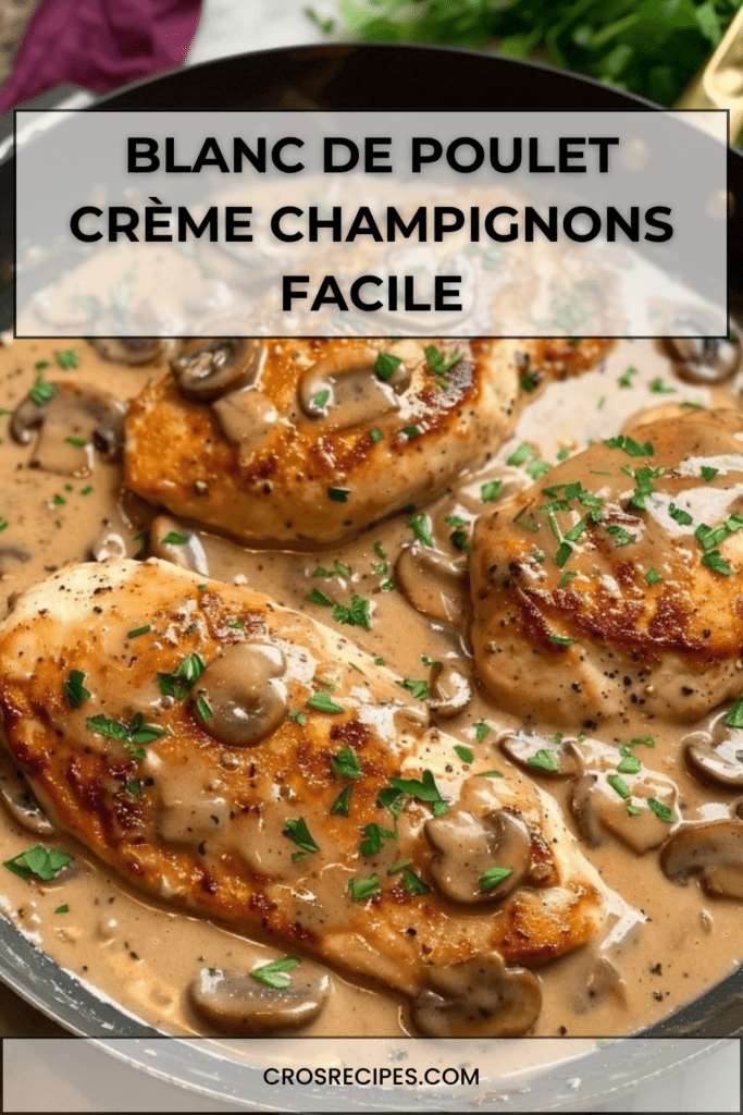 Blancs de poulet dorés nappés d’une sauce crémeuse aux champignons et oignons, garnis de persil frais dans une poêle.