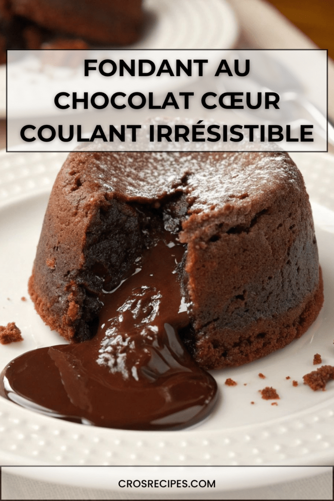 Fondant au chocolat individuel, légèrement craquelé à l’extérieur, avec un cœur coulant intense au chocolat noir, servi chaud sur une assiette avec une texture brillante.