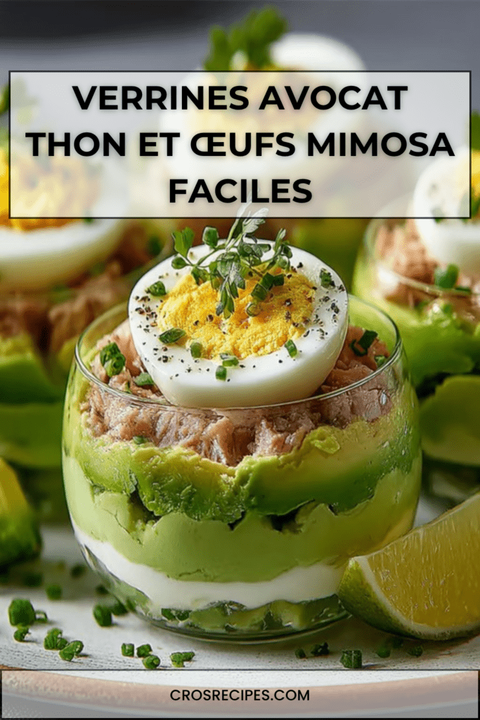 Verrines avocat, thon et œufs mimosa présentées en couches, garnies de ciboulette fraîche, avec une texture crémeuse et une finition élégante.