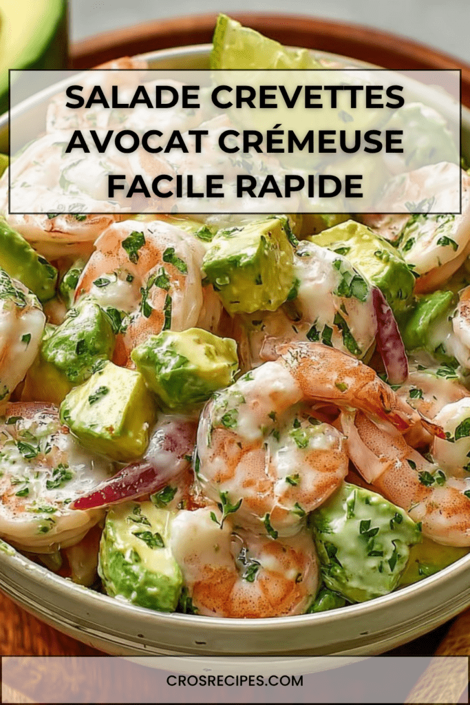 Salade crémeuse aux crevettes et avocat avec oignon rouge et herbes fraîches, nappée d’une sauce citronnée dans un bol élégant.