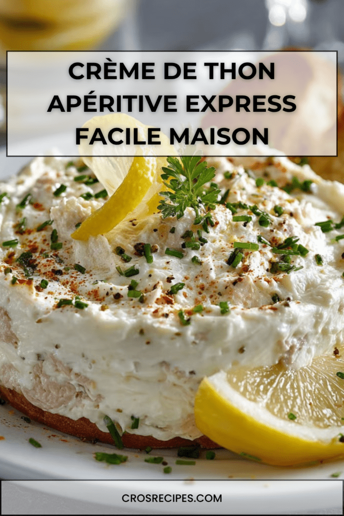 Crème de thon apéritive servie dans un bol, texture lisse et crémeuse, accompagnée de pain grillé et d’herbes fraîches finement ciselées.