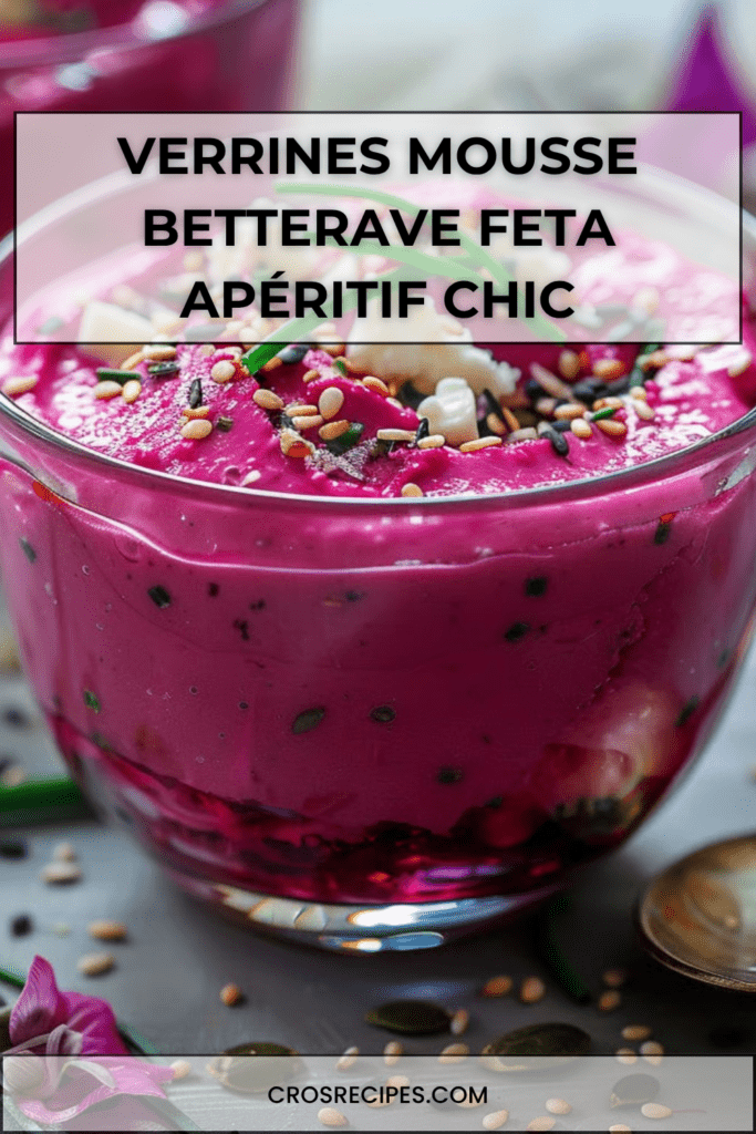 Verrines de mousse de betterave et feta, texture lisse et rose vif, garnies d’herbes fraîches et de graines croquantes dans des verres élégants.
