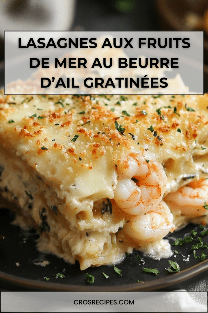 Plat de lasagnes aux crevettes et langoustines au beurre d’ail, nappées de béchamel légère, gratinées au four avec une surface dorée et fondante, servi dans un plat familial.