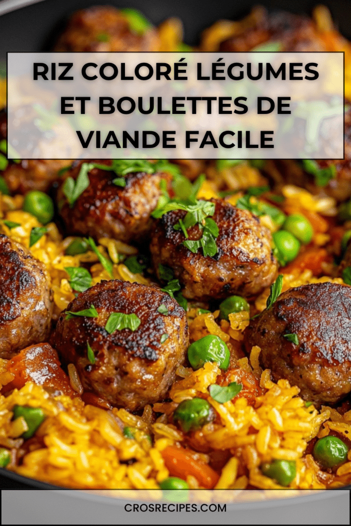 Assiette de riz coloré aux petits pois et poivrons, surmonté de boulettes de viande dorées, garni d’herbes fraîches, présentation chaleureuse.