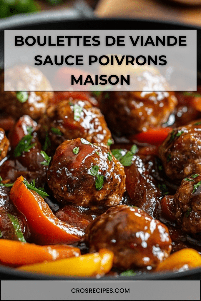 Assiette de boulettes de viande maison mijotées dans une sauce tomate aux poivrons rouges et jaunes, servies chaudes avec persil frais.