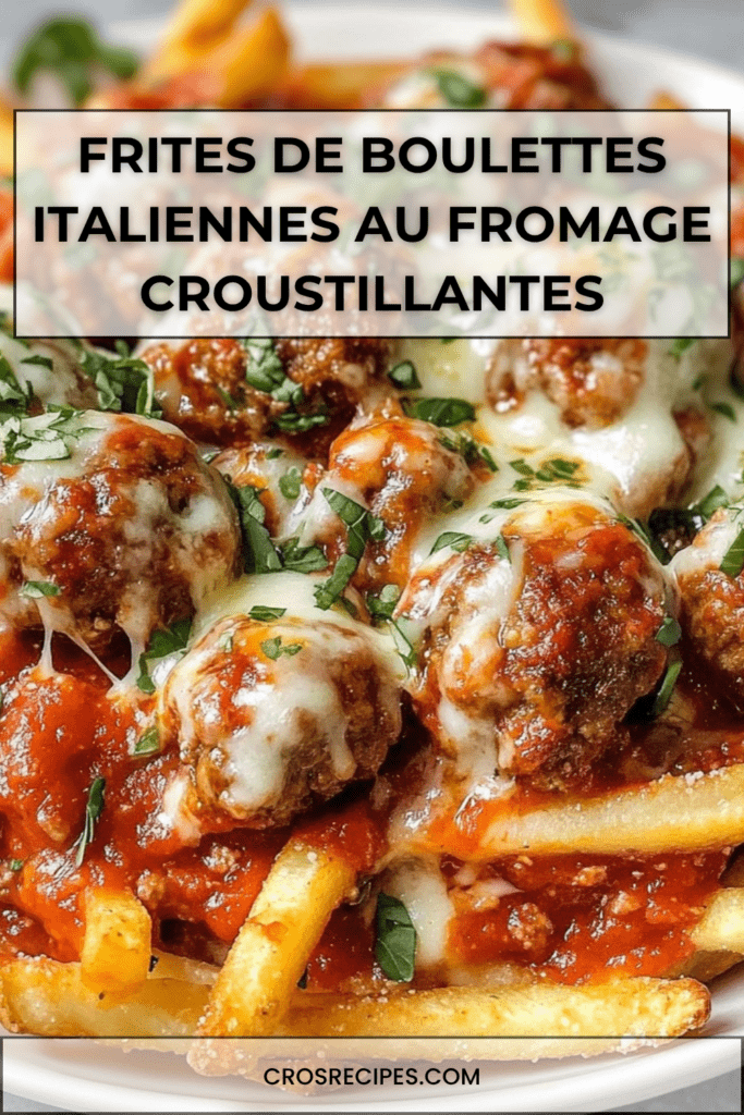 Frites de boulettes panées dorées et croustillantes, garnies de fromage fondant, servies chaudes avec sauce marinara dans un plat rustique.