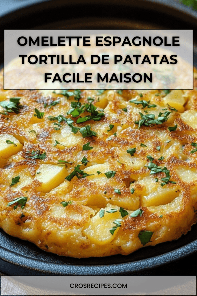 Tortilla omelette espagnole de patatas dorée et épaisse, composée de pommes de terre et d’œufs, coupée en parts et servie dans une poêle avec persil frais.