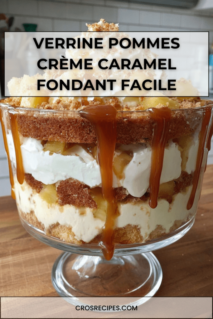 Verrines pommes composées de couches de pommes fondantes, crème légère au fromage frais et caramel coulant, décorées de biscuits émiettés et morceaux de pommes.