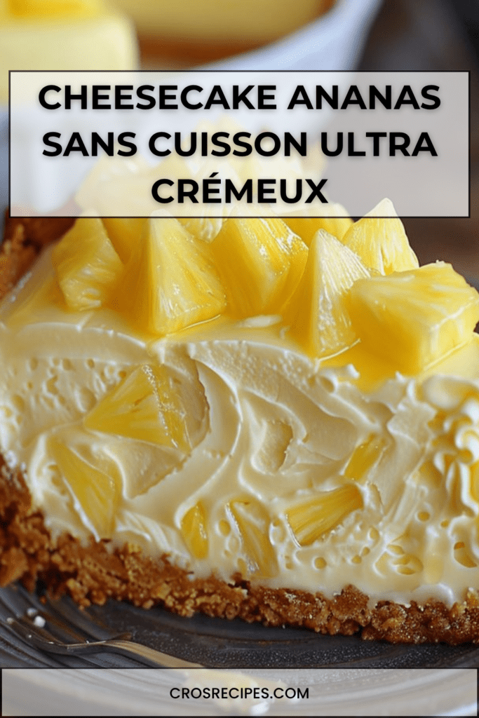 Cheesecake ananas sans cuisson, décoré de morceaux d’ananas juteux sur une crème blanche ultra crémeuse et une base biscuitée dorée.