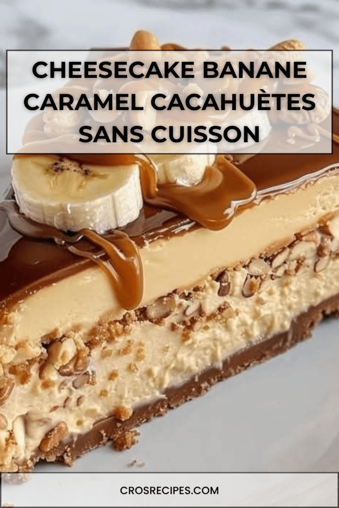 Cheesecake sans cuisson à la banane, nappé de caramel coulant et parsemé de cacahuètes croquantes sur une base biscuitée dorée.