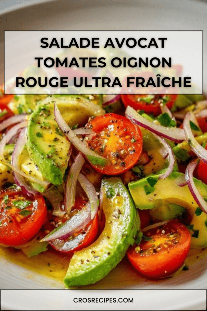 Salade fraîche avec avocat en cubes, tomates cerises coupées et fines lamelles d’oignon rouge, assaisonnée d’huile d’olive et citron.