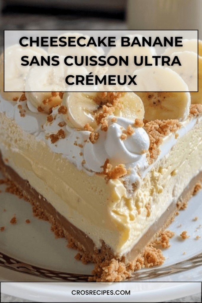 Cheesecake à la banane sans cuisson avec chantilly onctueuse, rondelles de banane fraîches et base biscuitée dorée et croustillante.