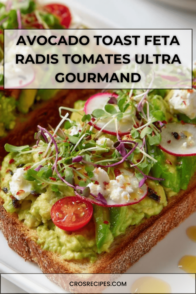 Tartines avocado toast garnies de feta émiettée, radis tranchés et tomates cerises sur pain grillé croustillant avec filet d’huile d’olive.