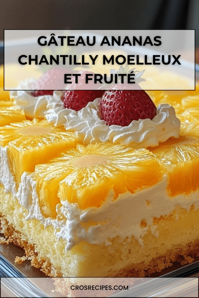 Gâteau ananas garni de chantilly légère, décoré de tranches d’ananas et de fraises fraîches sur le dessus.