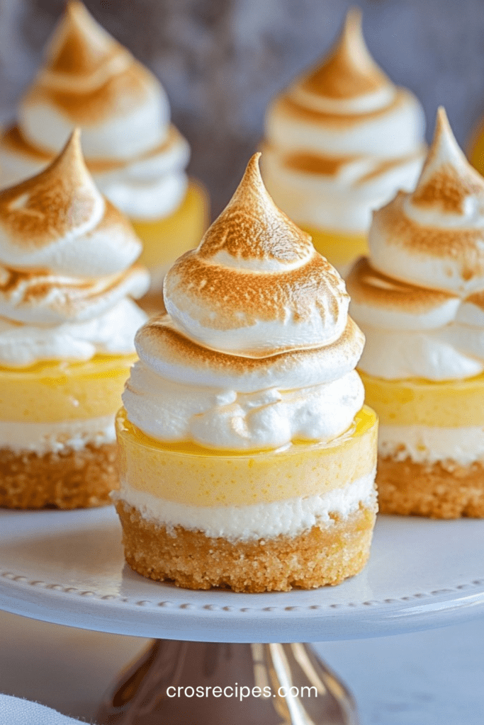 Mini cheesecakes citron meringué avec base biscuitée croustillante, crème citronnée fondante et meringue dorée au chalumeau.