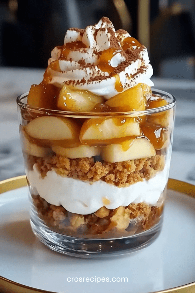 Verrines de tiramisu aux pommes caramélisées et caramel beurre salé, avec couches de biscuits, crème mascarpone onctueuse et cacao saupoudré.