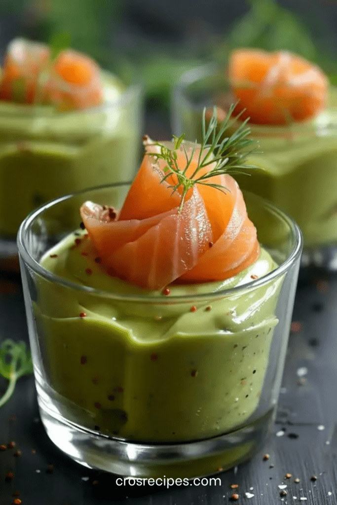 Verrines de mousse d’avocat au saumon fumé, garnies d’aneth frais, avec une texture onctueuse et une présentation élégante pour un apéritif raffiné.