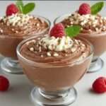 Verrines de mousse mascarpone au chocolat onctueuse avec copeaux de chocolat et framboises fraîches sur le dessus
