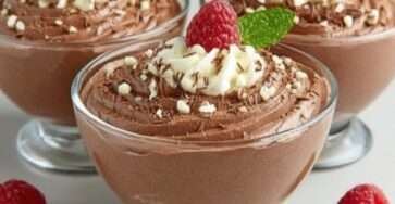 Verrines de mousse mascarpone au chocolat onctueuse avec copeaux de chocolat et framboises fraîches sur le dessus