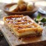 Tarte aux pommes façon crème brûlée avec surface caramélisée dorée et croustillante, pommes fondantes et crème vanillée sur pâte sablée.