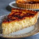 Tarte au riz de Verviers dorée avec surface légèrement caramélisée, garniture de riz au lait crémeux sur pâte croustillante dans un moule traditionnel.